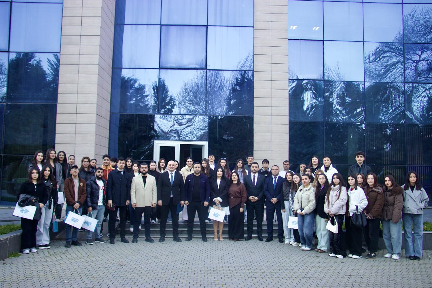 Azerbaycan-Senaye-Sigorta-Sirketi-SMART-MONEY-TALKS--Puldan-danisaq-tesebbusu-ile-maliyye-savadliligini-tesviq-edir